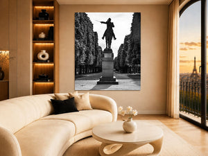 Tableau décoratif représentant un paysage urbain coloré, mis en situation au-dessus d'un canapé dans un salon contemporain.