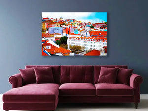Tableau décoratif représentant un paysage urbain coloré, mis en situation au-dessus d'un canapé dans un salon contemporain.