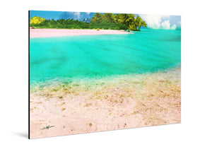 Tableau aluminium représentant un lagon turquoise, une plage de sable rosé et des cocotiers sous un ciel lumineux
