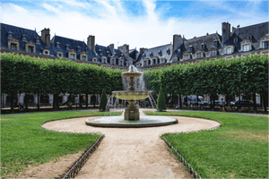 Photographie de la Place des Vosges à Paris avec fontaine imprimée sur papier Fuji Crystal Archive