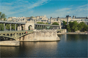 Image représentant le pont de Bir-Hakeim, la Seine et les immeubles de Paris sous un ciel bleu