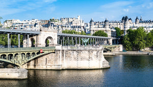 Image représentant le pont de Bir-Hakeim, la Seine et les immeubles de Paris sous un ciel bleu