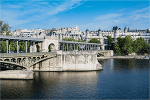 Vue de Paris depuis la Seine avec pont parisien, bâtiments historiques et ciel lumineux