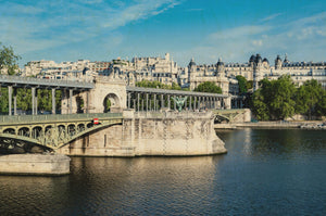 Image représentant le pont de Bir-Hakeim, la Seine et les immeubles de Paris sous un ciel bleu